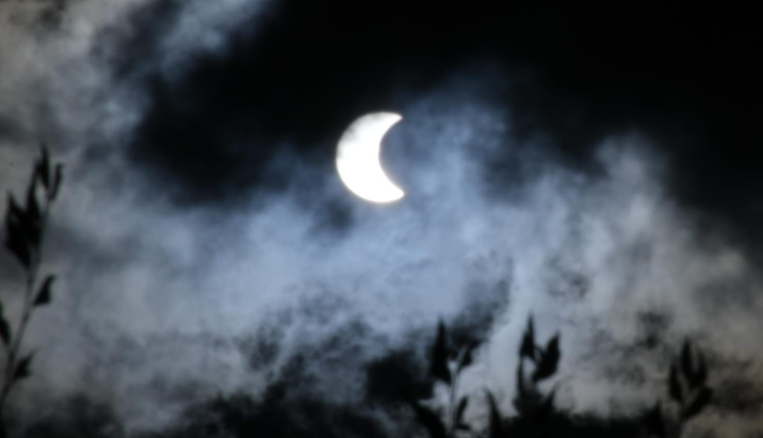 Así se observa el eclipse solar en regiones de Bolivia 
