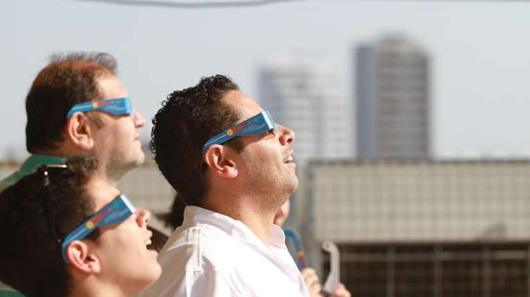 En Santa Cruz, gente observando el eclipse en el CBA/Ricardo Montero