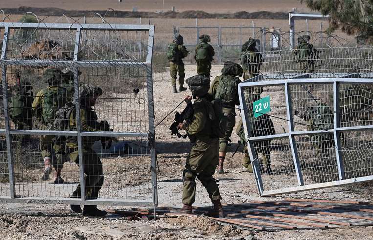 Soldados israelíes patrullan una valla fronteriza con la Franja de Gaza/AFP