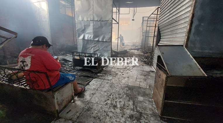 El voraz incendio consumió el mercado Los Pozos/Foto: Ricardo Montero.