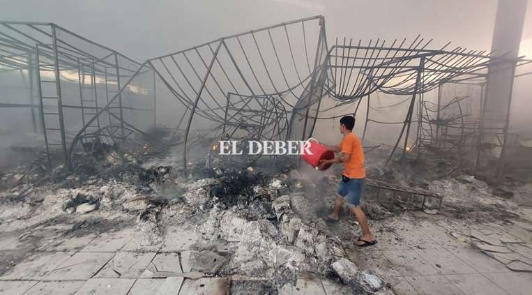 El voraz incendio consumió el mercado Los Pozos/Foto: Ricardo Montero.