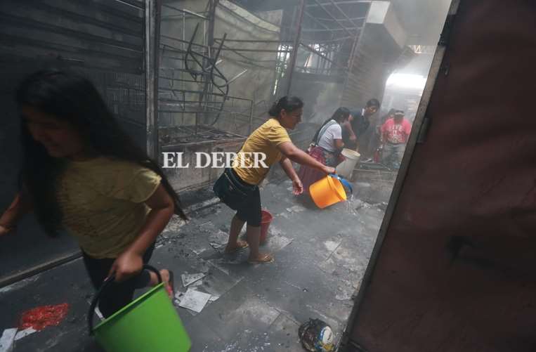 Incendio consume varios puestos del mercado Los Pozos/Foto: Fuad Landívar