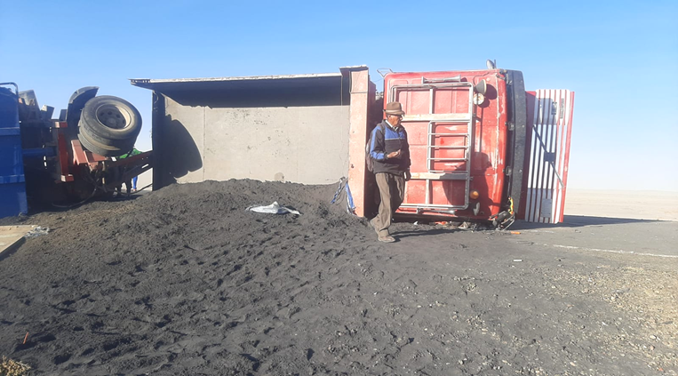 La volqueta quedó de un costado a un lado de la carretera. Foto. Policía de Oruro