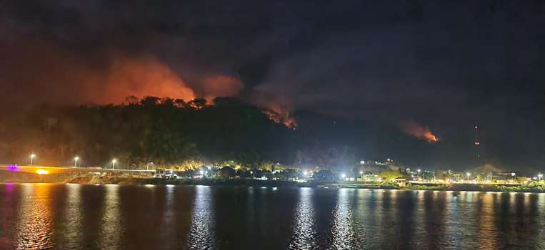 El fuego llegó al área urbana de San Buenaventura, en el norte paceño