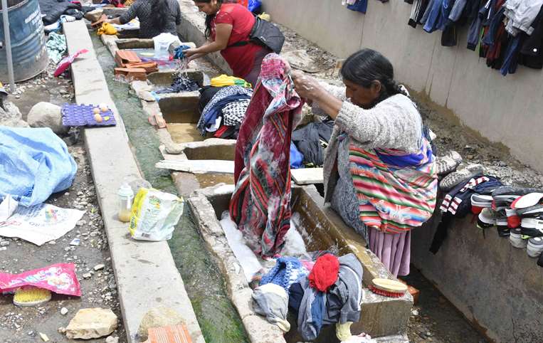 Mujeres lavando ropa en Potosí /Foto: AFP