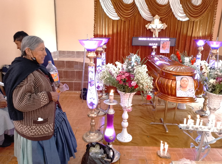 Familiares de María Elizabeth velan sus restos en Potosí antes de ser trasladados a Oruro.