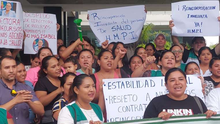 Protesta de trabajadores de salud en la Quinta Municipal/ Foto: Juan Carlos Torrejón