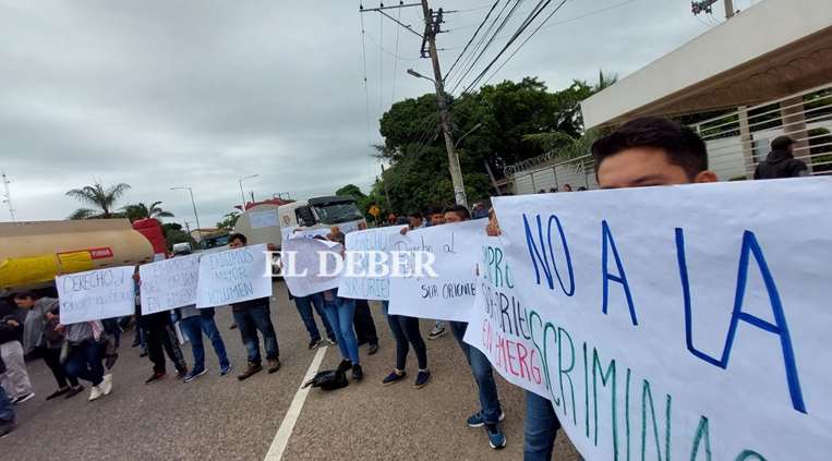 Protesta de transportistas Sur Oriente fuera de las oficinas de YPFB/Foto: Ricardo Montero