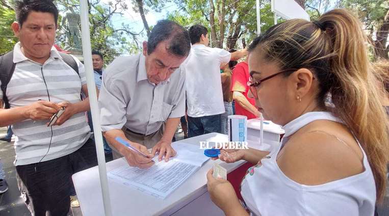 Recolectan firmas para el revocatorio de Fernández. Fotos: Juan Torrejón