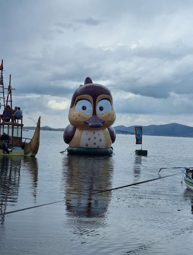 Gwen, inflable de 6 metros nos esperó en el Lago Titicaca 