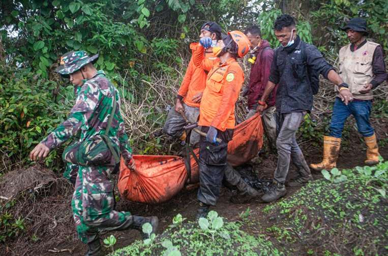 equipos de rescate evacuan a una de las víctimas que murió en el monte Marapi / Foto: AFP