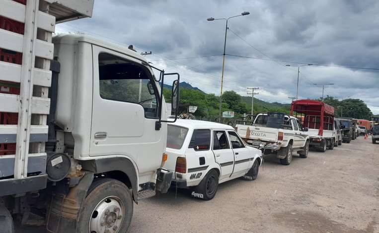 Largas filas de vehículo en búsqueda de diésel en Camiri