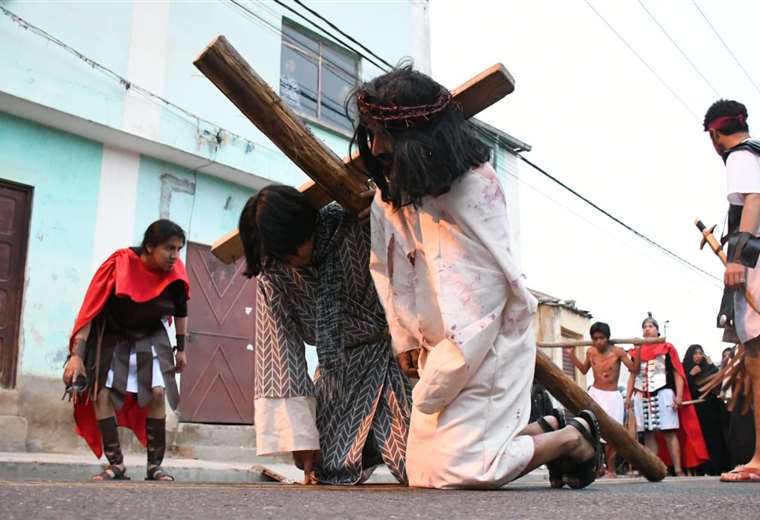 Viernes Santo: recrean el vía crucis de Jesús en Santa Cruz, La Paz y Cochabamba