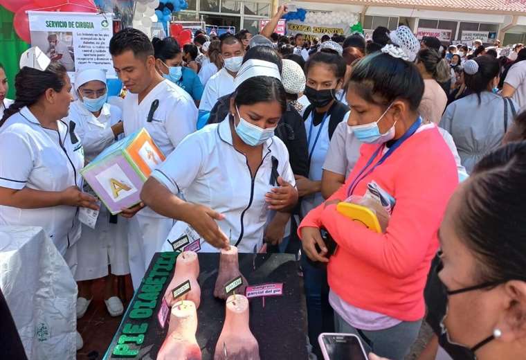 Nurses celebrate their day and show their work close to the patient in his recovery