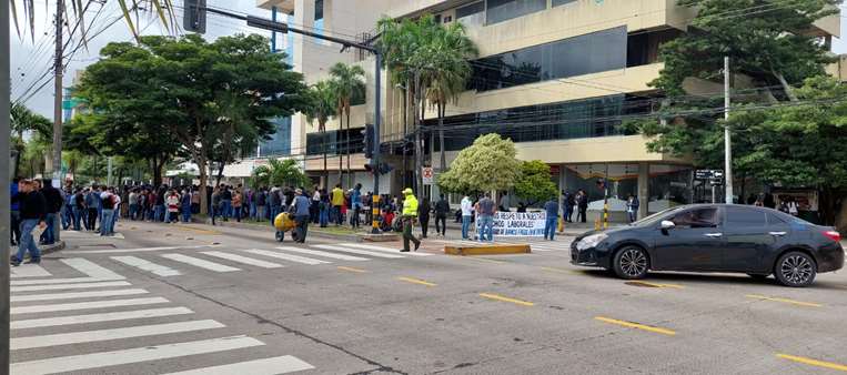 Trabajadores del banco Fassil bloquean la vía /Foto: Juan Delgadillo