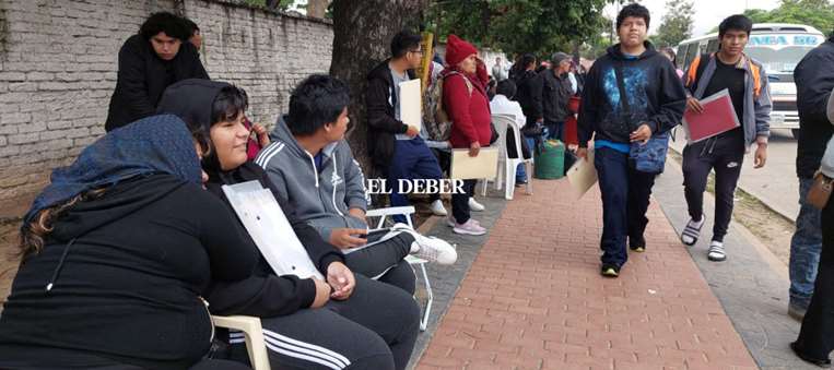 Postulantes al servicio premilitar hacen filas en las afueras de edificios de las FFAA/JD
