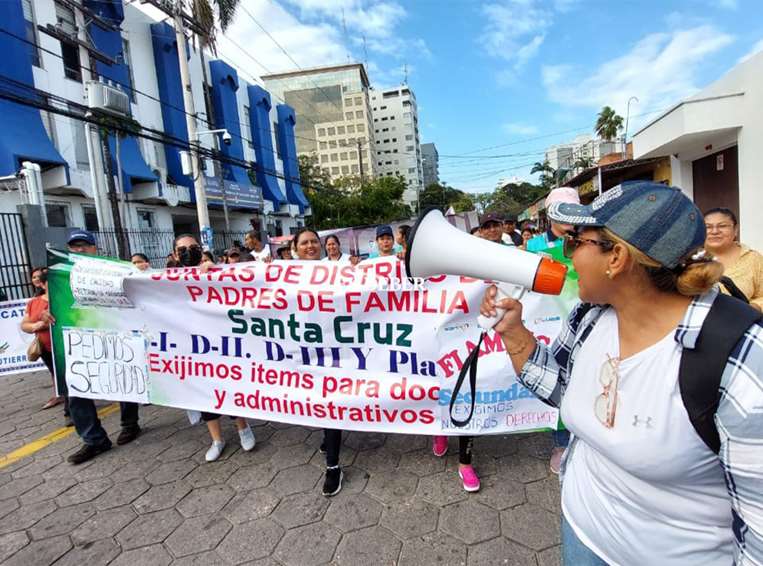 Parents march asking for safety for their children/Photos: R. Montero/JC Torrejón
