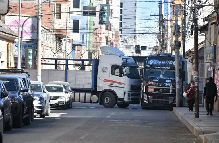 Varias calles fueron bloqueadas por el transporte pesado. Foto: Emilio Huáscar