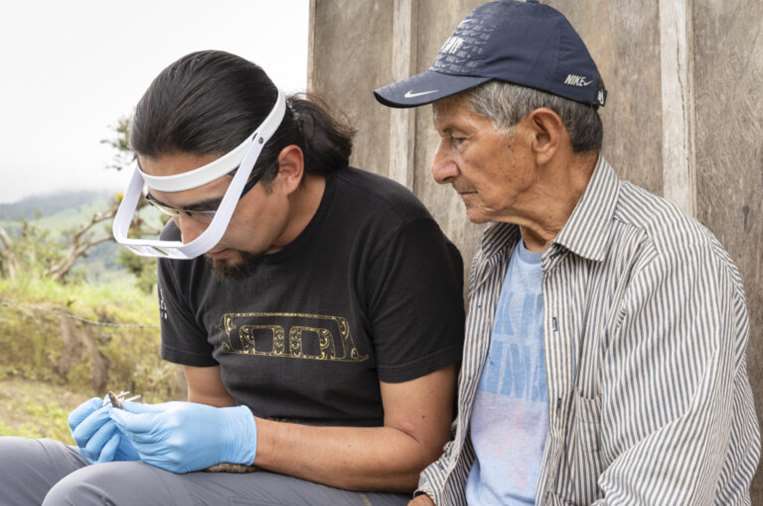 David Salazar extrayendo veneno de una pequeña serpiente. Foto: Diego R. Quirola