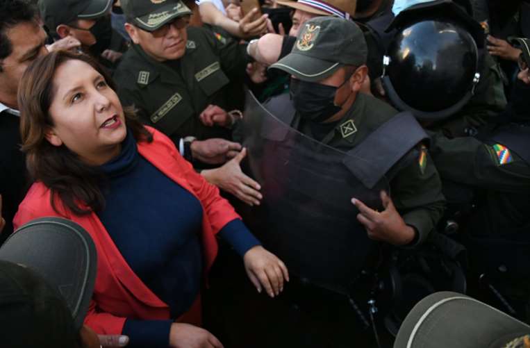 Viceministra Hidalgo visitó a Amparo Carvajal en su vigilia/Foto: AFP