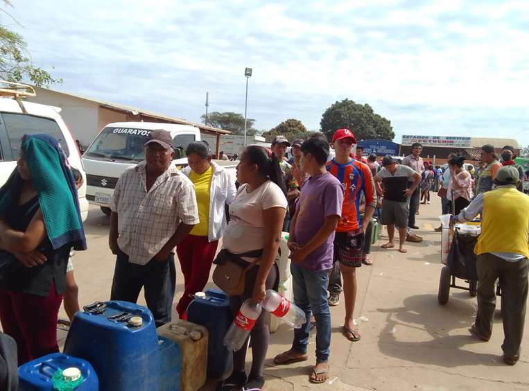 Filas para comprar combustible en Guarayos/foto: Desther  Ágreda