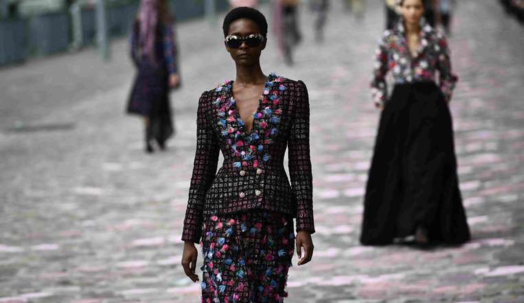 Diseños de Chanel durante el desfile de moda en París