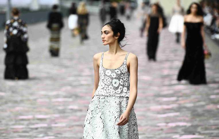 Diseños de Chanel durante el desfile de moda en París