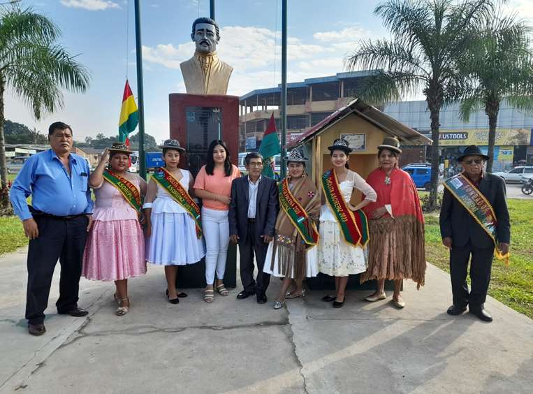 Miembros de Asorepaz y las ganadoras de Cholita Paceña 2023 en uno de los festejos 