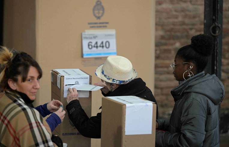Argentinos emitiendo su voto /AFP