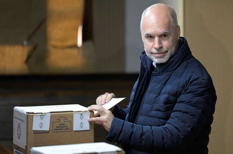 Horacio Rodríguez Larreta emite su voto /AFP