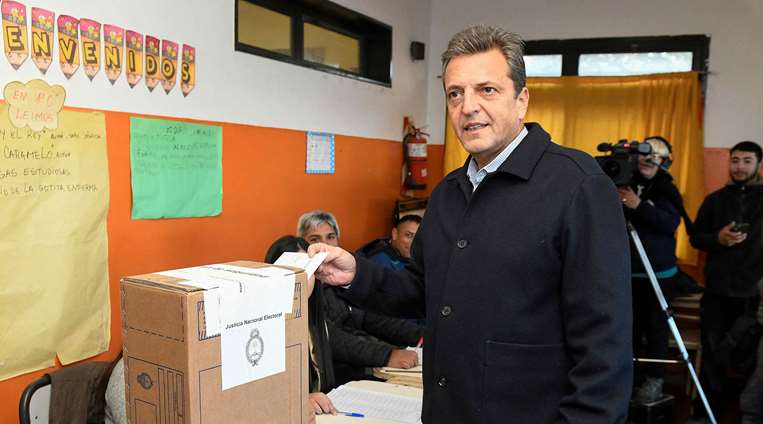 Sergio Massa emite su voto en Argentina/AFP