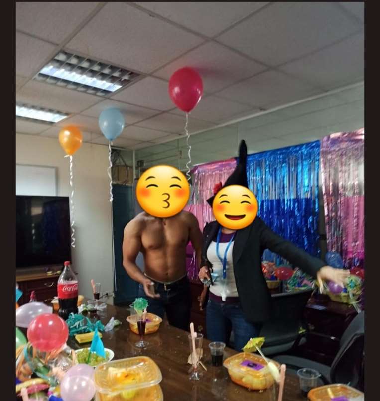 Fiesta con strippers en oficinas de Entel/ Cortesía