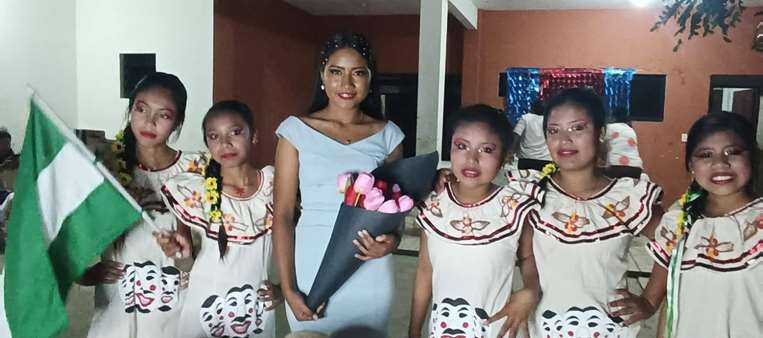  Camila Rivera junto a niñas pailoneñas /Foto: Hubert Vaca