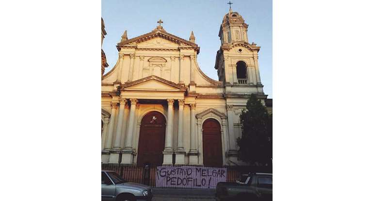 Catedral de Salto, durante una protesta contra un cura abusador