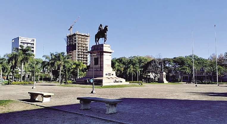 Una imagen de la plaza Artigas, en el centro de Salto, Uruguay