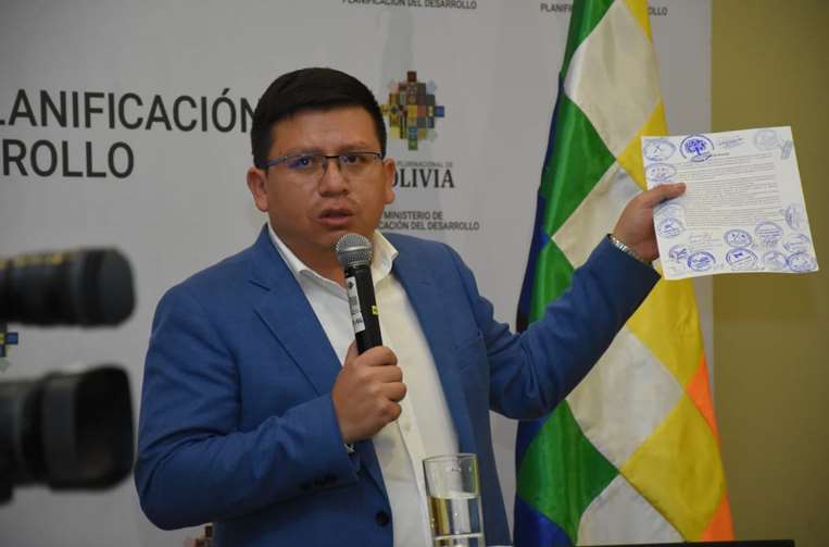 Sergio Cusicanqui, ministro de Planificación, informó de los acuerdos con los comunarios