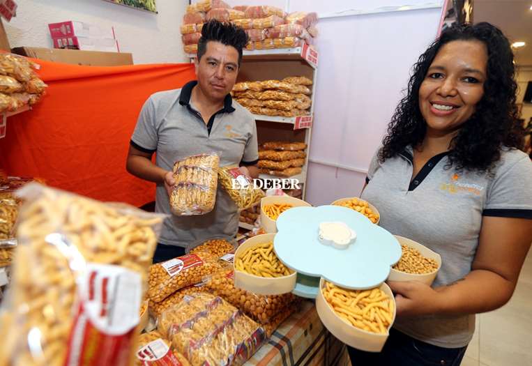 Marely ofrece galletas de soya con miel y palitos con quinua / Foto: Fuad Landívar 