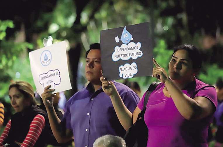 Ciudadanos y activistas con carteles en defensa de los acuíferos