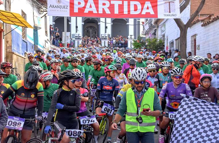 Ministra Orellana compite en carrera ciclista