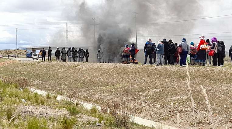Bloqueos en la carretera Oruro-La Paz. Foto: Kawsachun Coca