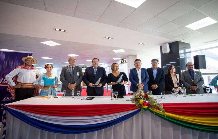 Autoridades bolivianas y paraguayas en el acto de bienvenida / Cortesia BoA
