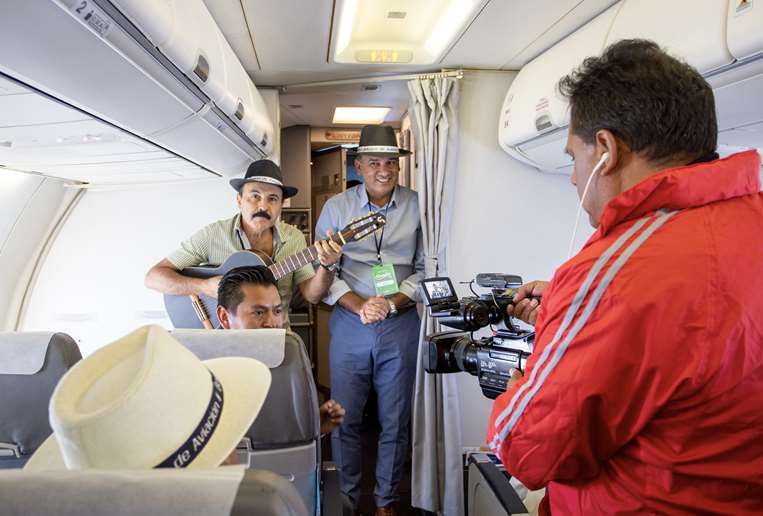 Yalo Cuéllar y Pablo Canedo cantaron un par de temas a bordo del avión / Miguel Surubí