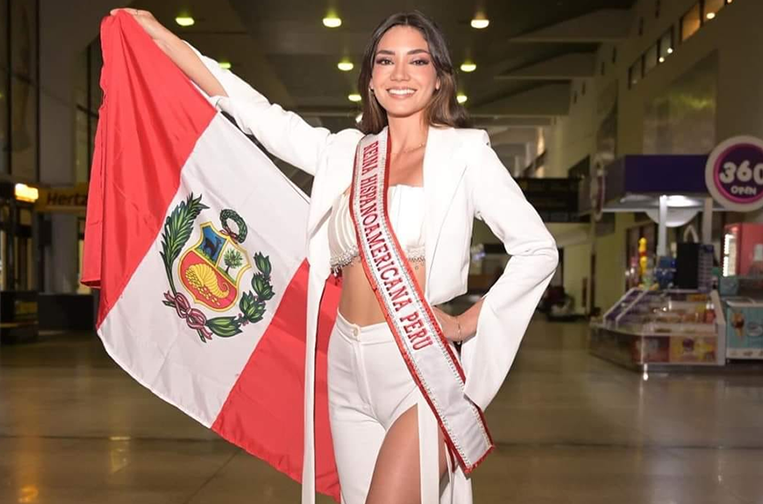 Maricielo Gamarra muestra orgullosa su bandera a su llegada a Bolivia 
