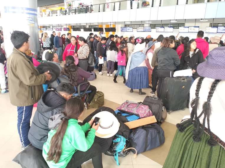 Pasajeros en el aeropuerto de El Alto en busca de vuelos solidarios/Foto: Juan P. Cahuana