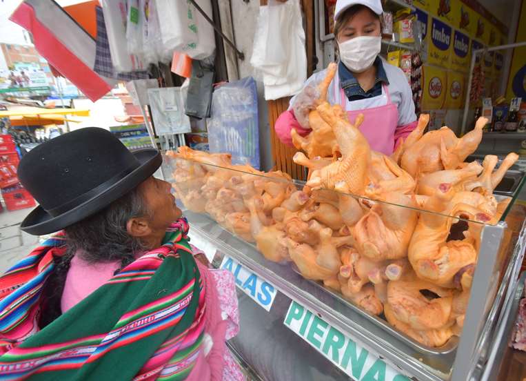 Venta de pollo en La Paz /Foto: APG Noticias
