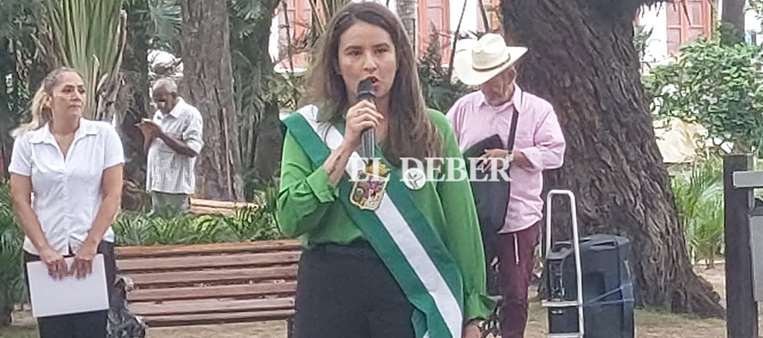 Paola Aguirre en la iza de la bandera de este lunes/ Foto: Juan Carlos Torrejón