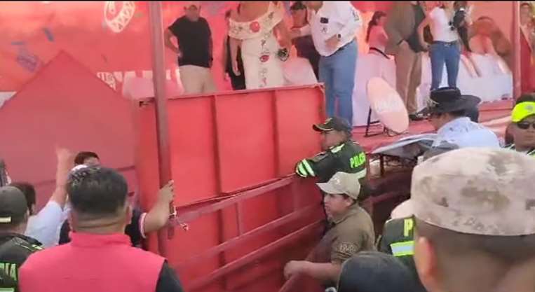 Asistentes y la Policía auxiliando a heridos/Foto: Captura de video Enfoque Regional RTV