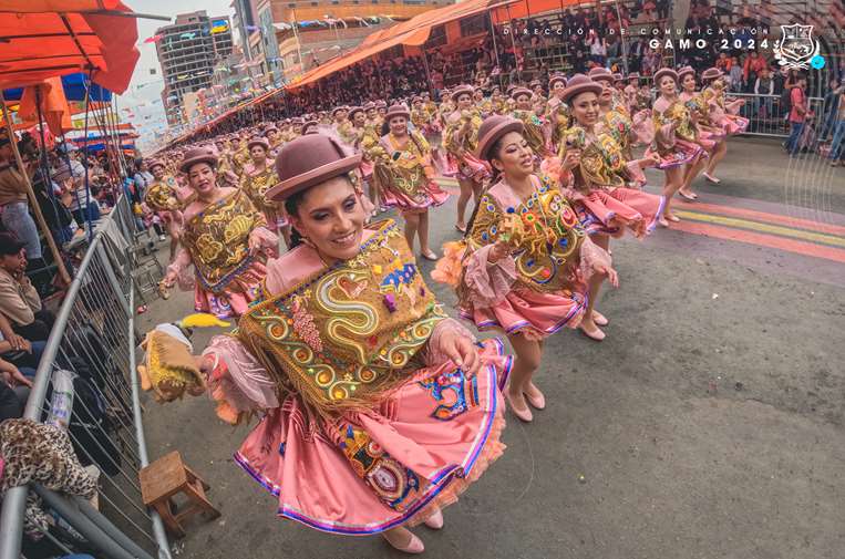 Peregrinos de la Virgen del Socavón recorren las calles de Oruro en sábado de Carnaval