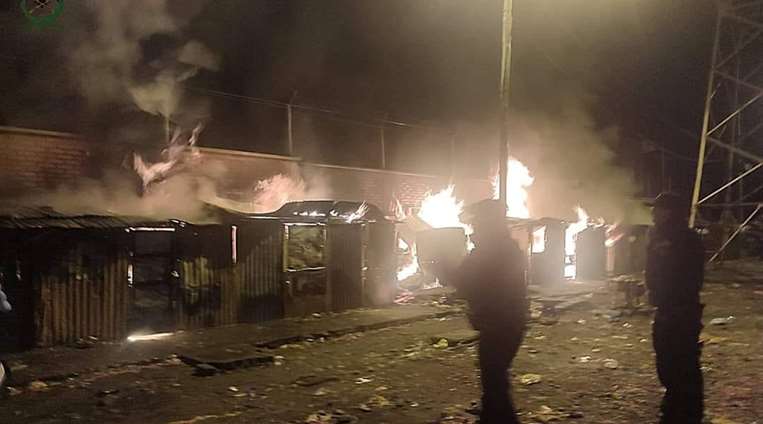 Un incendio consumió una decena de puestos de yatiris/Foto: Policía Boliviana