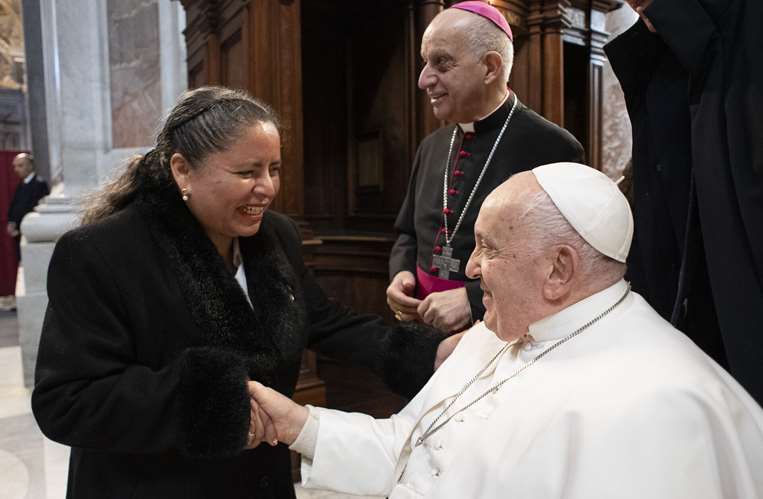 Saludo. El Papa llama “Bolivia” a Eidy y le agradece por su labor